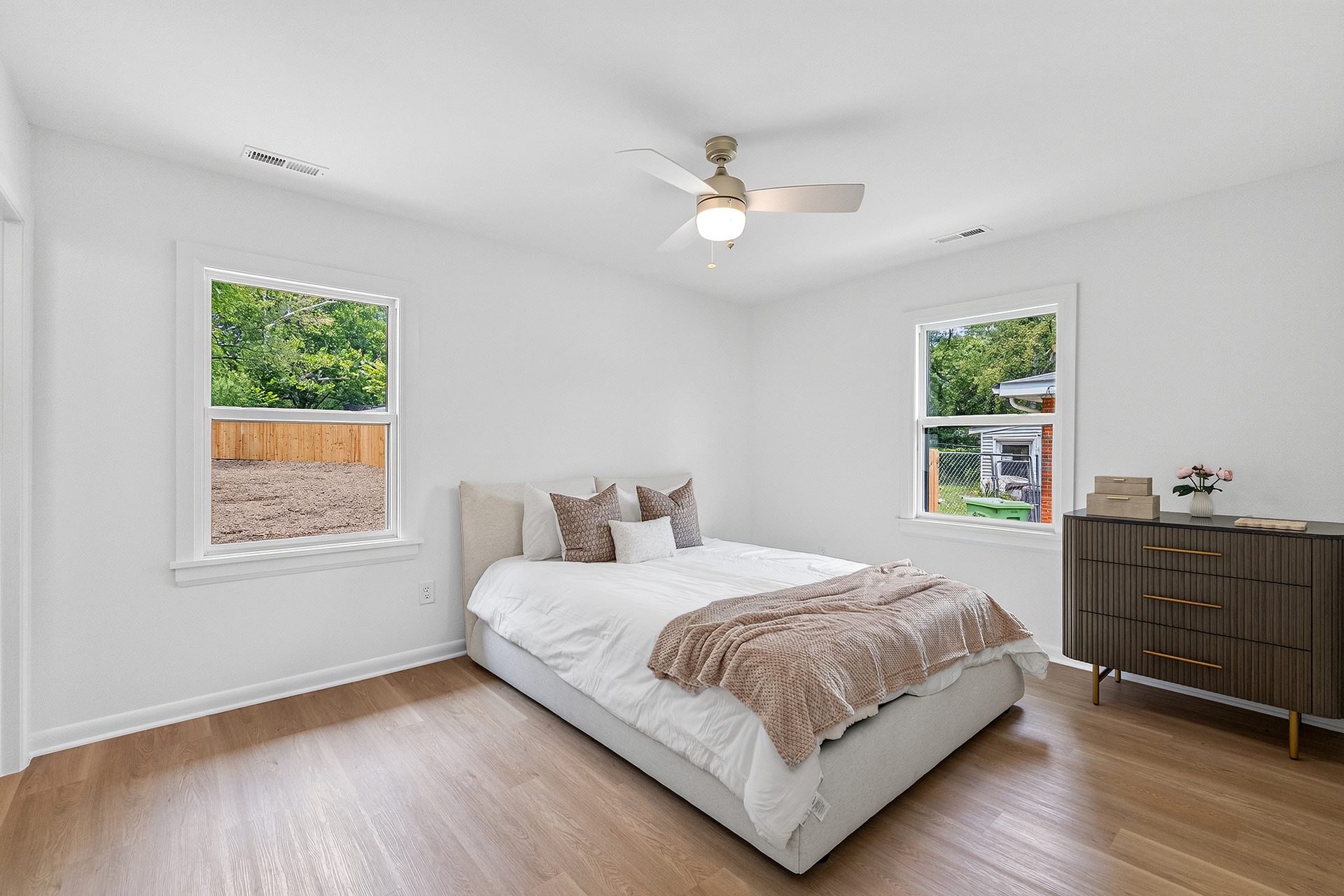 420 Peyton Street — Living room