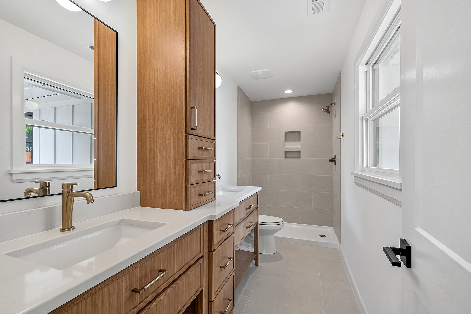 420 Peyton Street — Primary suite